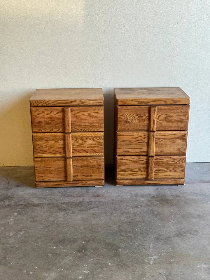 一对老式野蛮橡木床头柜 - 中世纪现代风格茶几 — 第 4/4 张图片