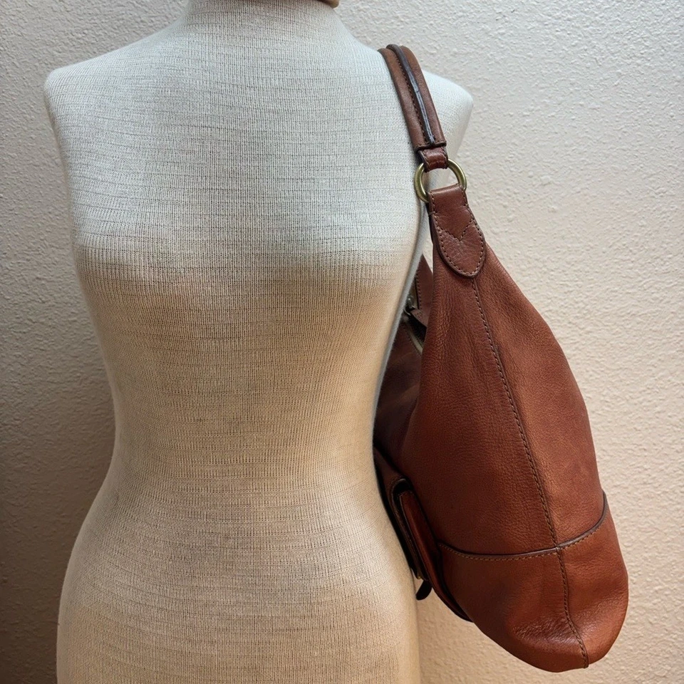 Bolso Hobo Fossil de Cuero Genuino Marrón Coñac Latón Herrajes Cartera de Hombro Foto 4 de 4