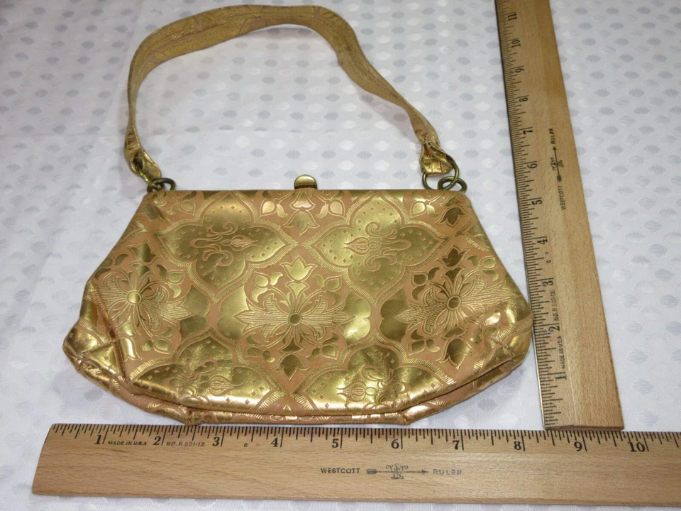 Bolso de Noche De Colección Cuero Repujado Dorado Diseño Italiano Forro Satinado Foto 2 de 4
