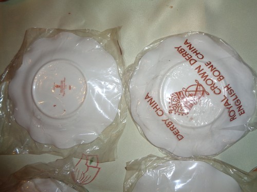 4 - Royal Crown Derby Royal Pinxton Roses 6" Bread & Butter Plates - New in Wrap - Picture 3 of 10