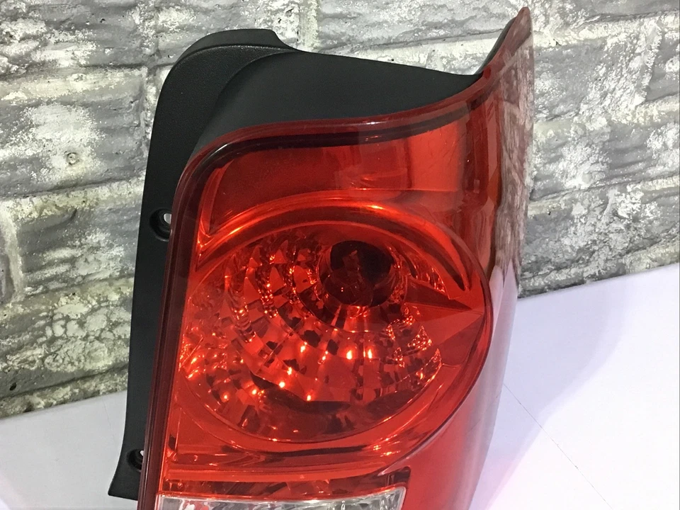 Luz trasera derecha Mazda Tribute 2008-2011 (lado del pasajero) OEM, COMPLETA Foto 2 de 4