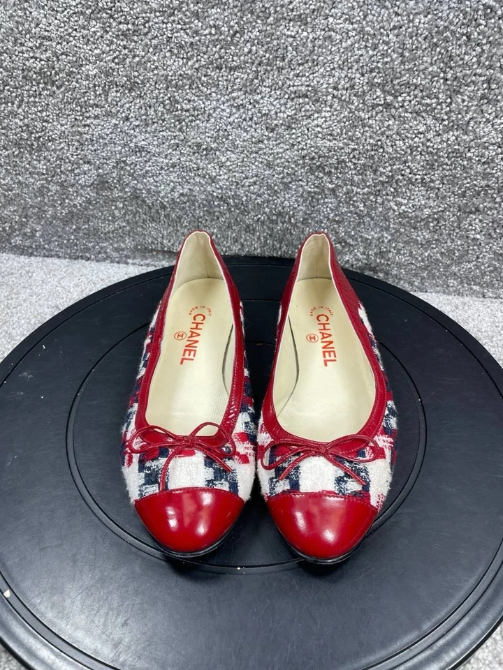 Bailarina Chanel Flats para mujer talla 38 UE 7,5 EE. UU. roja blanca charol puntera Foto 4 de 4