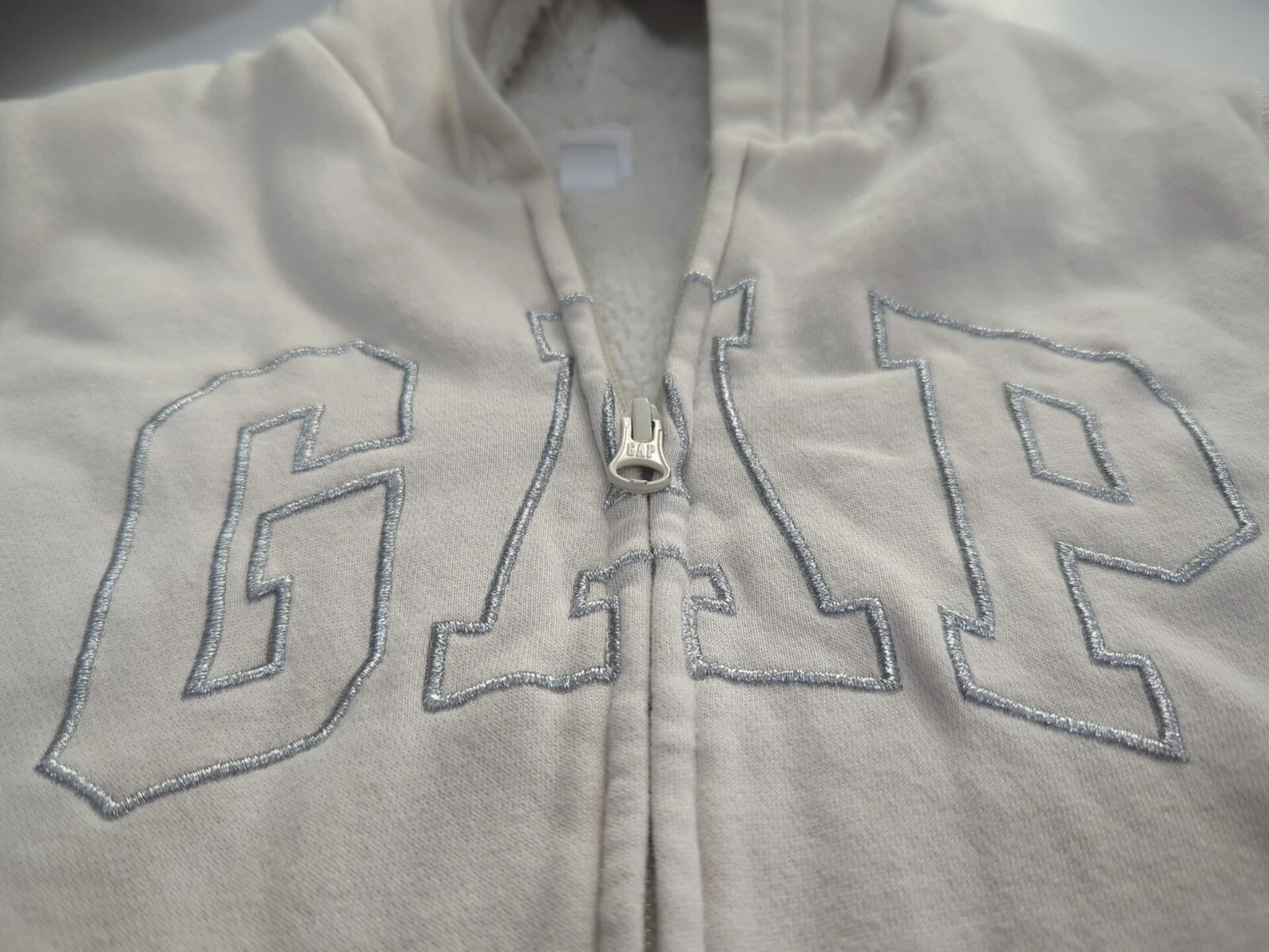 OFF WHITE GAP Felpa con cappuccio e zip manica lunga per bambini bianco sporco taglia S (6 7)