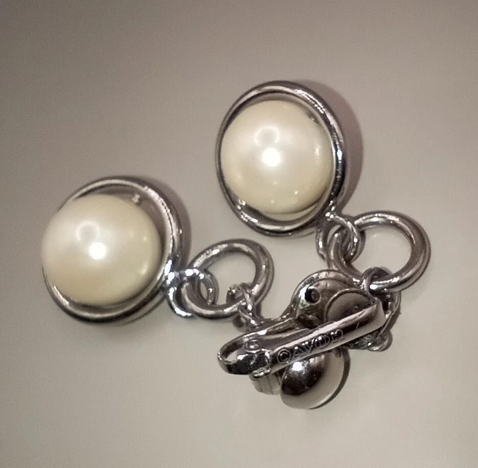Bonitos pendientes colgantes vintage Avon tono plata grandes perlas de imitación Foto 3 de 4