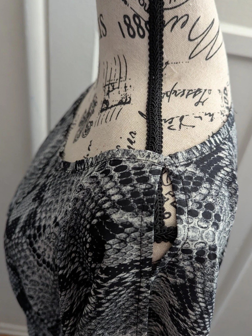 Morgan Women’s Vintage Python Print Bat Sleeve To… - image 5