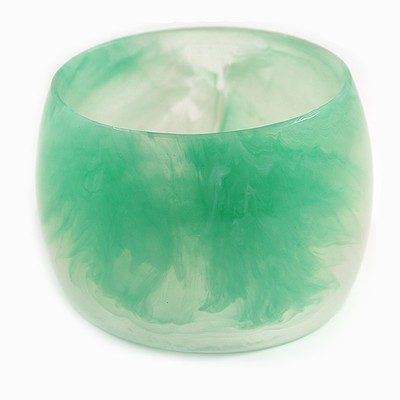 Emerald Mist: Hochglanz grün marmorierter breiter Acryl Chunky Armreif - Größe M