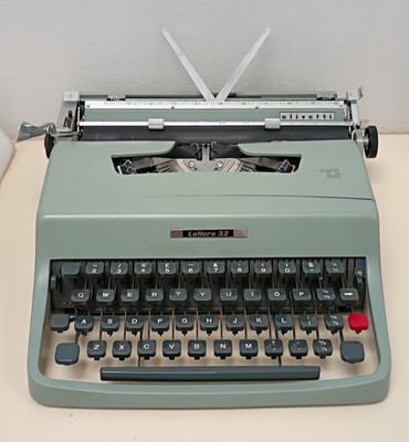 Olivetti Lettera 32 Vintage Ultra-Portable Typewriter With Green Case.  Works