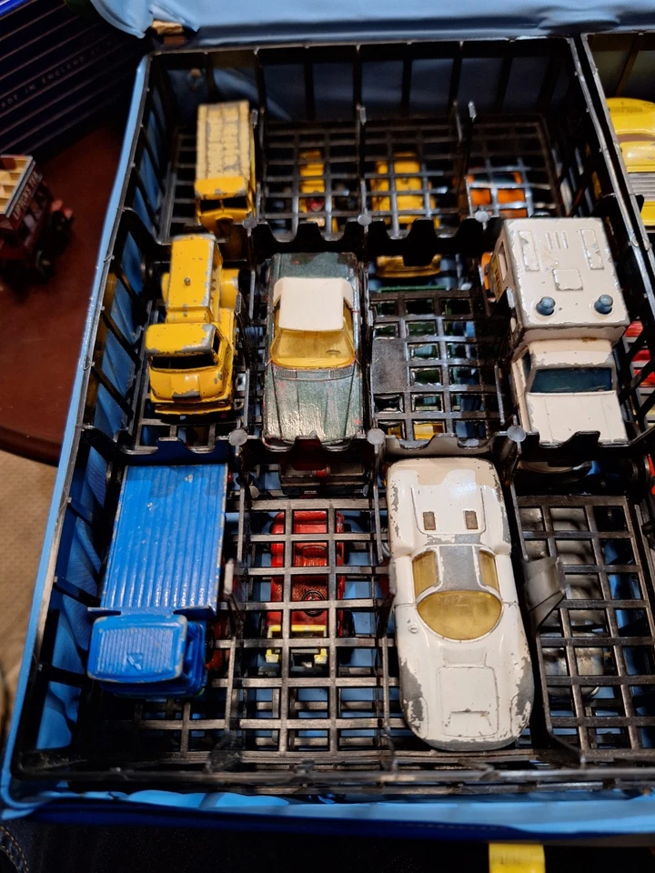 Estuche de transporte Matchbox con 27 vehículos surtidos en su mayoría Moko Foto 4 de 4