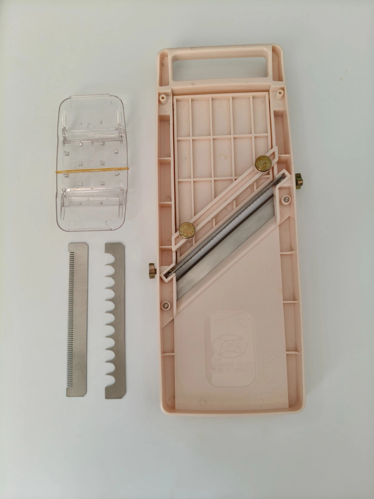 Benriner Super Slicer Mandolin, Japanese Wide Vegetable Slicer w/4 Blades, NO.95
Opens in a new wind
