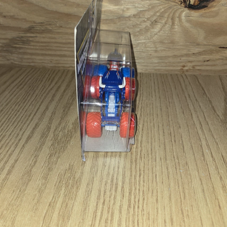 Monster Jam Stars & Stripes 2025 EL TORO LOCO VS Megaladon 1/64 Estados Unidos nuevo en paquete  Foto 3 de 4