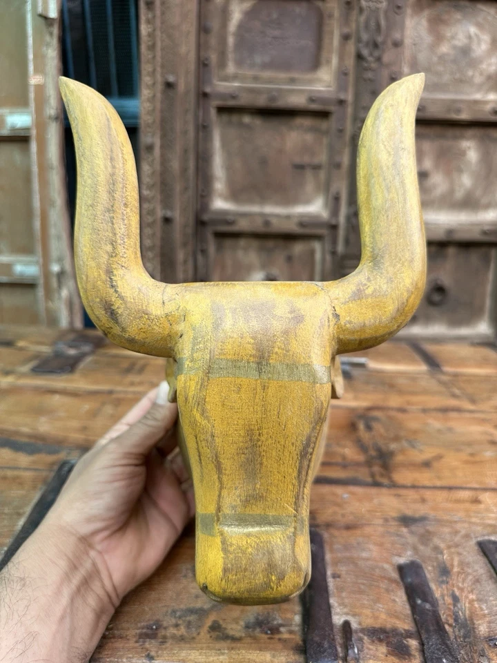 Colgante de pared cabeza de toro pintado amarillo tallado a mano madera antigua de 1&90’s Foto 2 de 4
