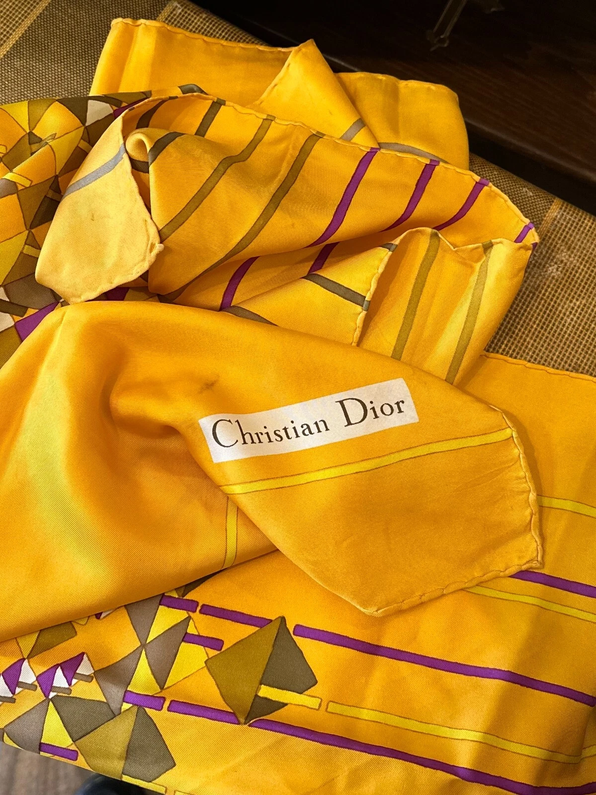 Foulard carré en soie motif orange jaune géométrique créateur Christian Dior années 60