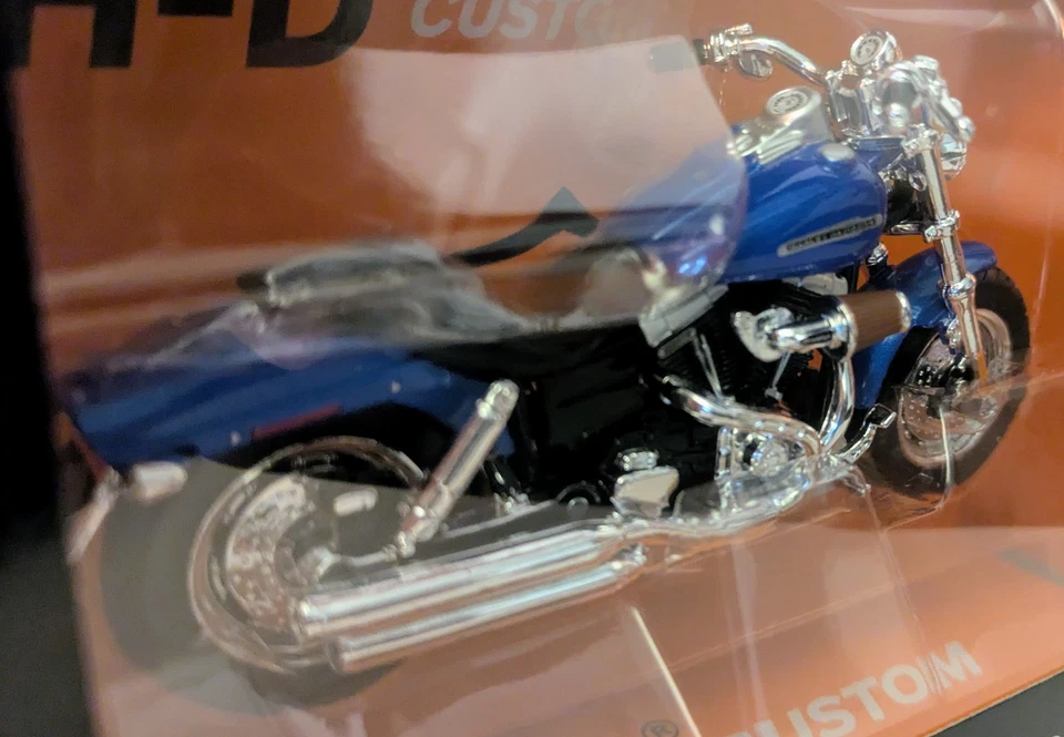 Maisto Harley Davidson 2009 Blue FXDFSE CVO Fat Bob Series 42 1:18 die cast - Image 3 of 4