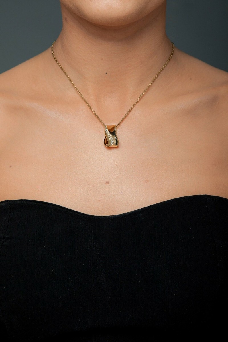 Collier Pendentif Thierry Mugler Plaqué Or Rose - Référence T41195PZ, Neuf Avec étiquettes, Style Luxe