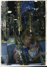 1993 Press Photo Rusty Doerflinger Check Saxophones at G. Leblanc Corporation