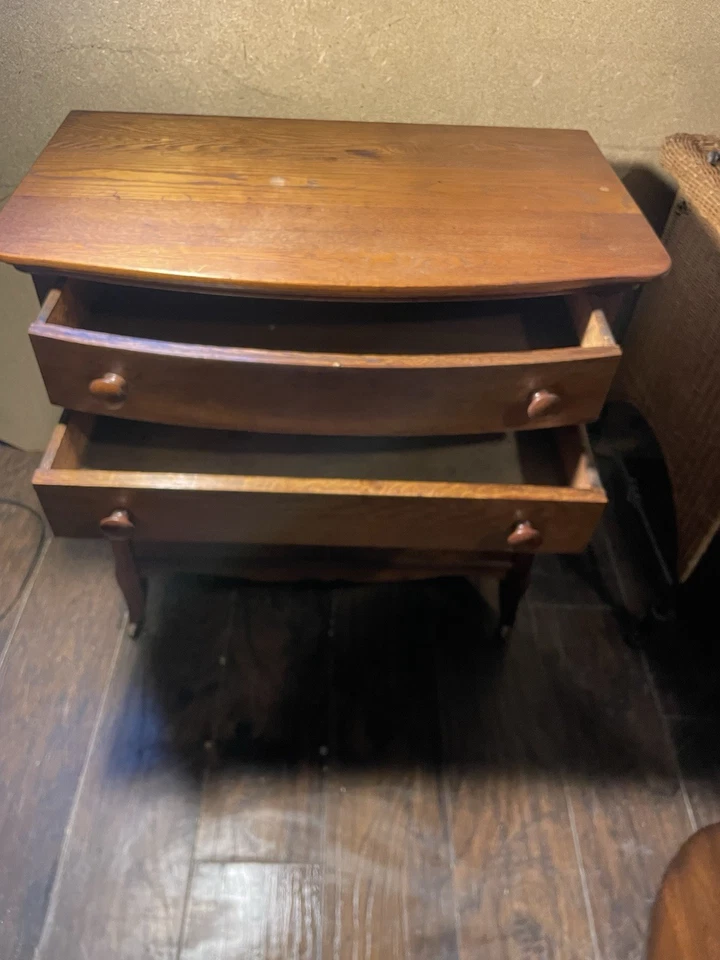 Antiguo soporte de lavado o cómoda de roble tigre de finales del siglo XIX 31” H 31” W 18 3/4” D Foto 2 de 4