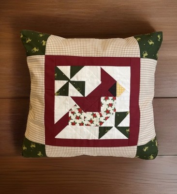 Landhausstil Kissenbezug, Patchwork Kissenhülle, Vogel, rot/beige/grün 40x40cm.