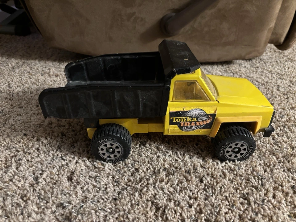 Vintage 1983 Tonka Chevy Traxx 15” Dump Truck. Nice Condition - Image 3 of 4