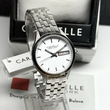 Reloj Caravelle by Bulova para mujer tono plateado caja de 30 mm esfera blanca día fecha nuevo con etiquetas