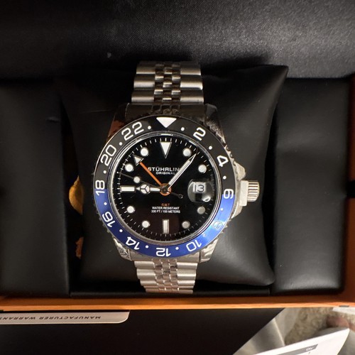 Stührling 3968.1 Meridian GMT Quartz 42mm Black Dial Blue/Black Bezel Box