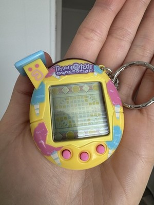 Tamagotchi Connection V5 Familichi Cotton Candy shell, tested works 2004