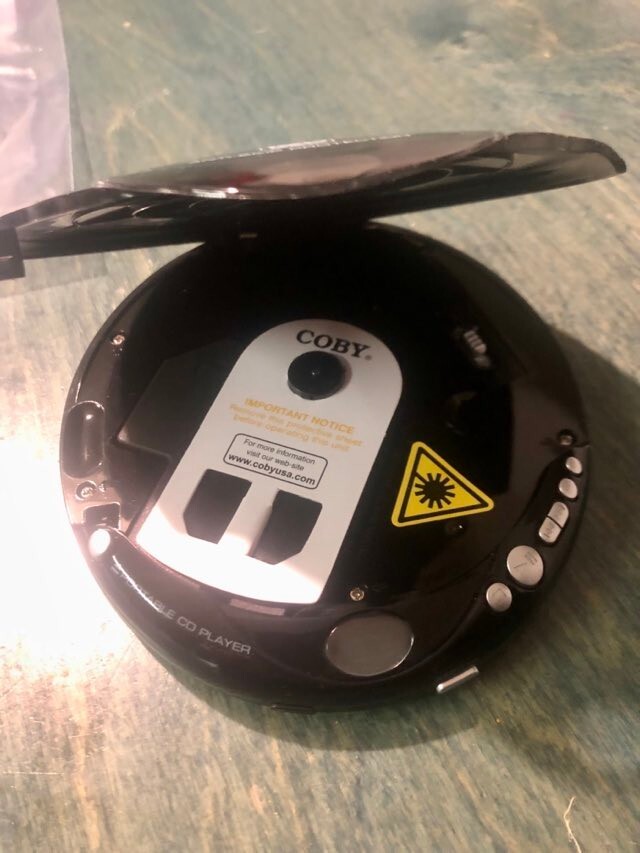 Coby MP-CD521 Personal MP3 / CD Player MP-CD521  in good working condition.