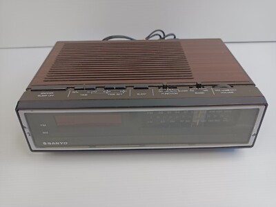 Vintage SANYO Am/Fm Clock Radio Woodgrain Model RM 5100 Radio