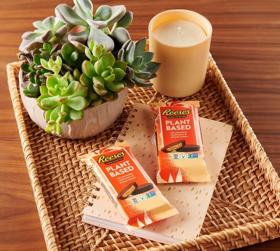 Tazas de mantequilla de maní avena a base de plantas Reese's caramelo envuelto en chocolate Foto 2 de 4