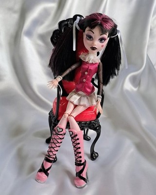 Monster High G1 Draculaura First Wave 2008 Basic Puppe Sessel aus Coffin Bean