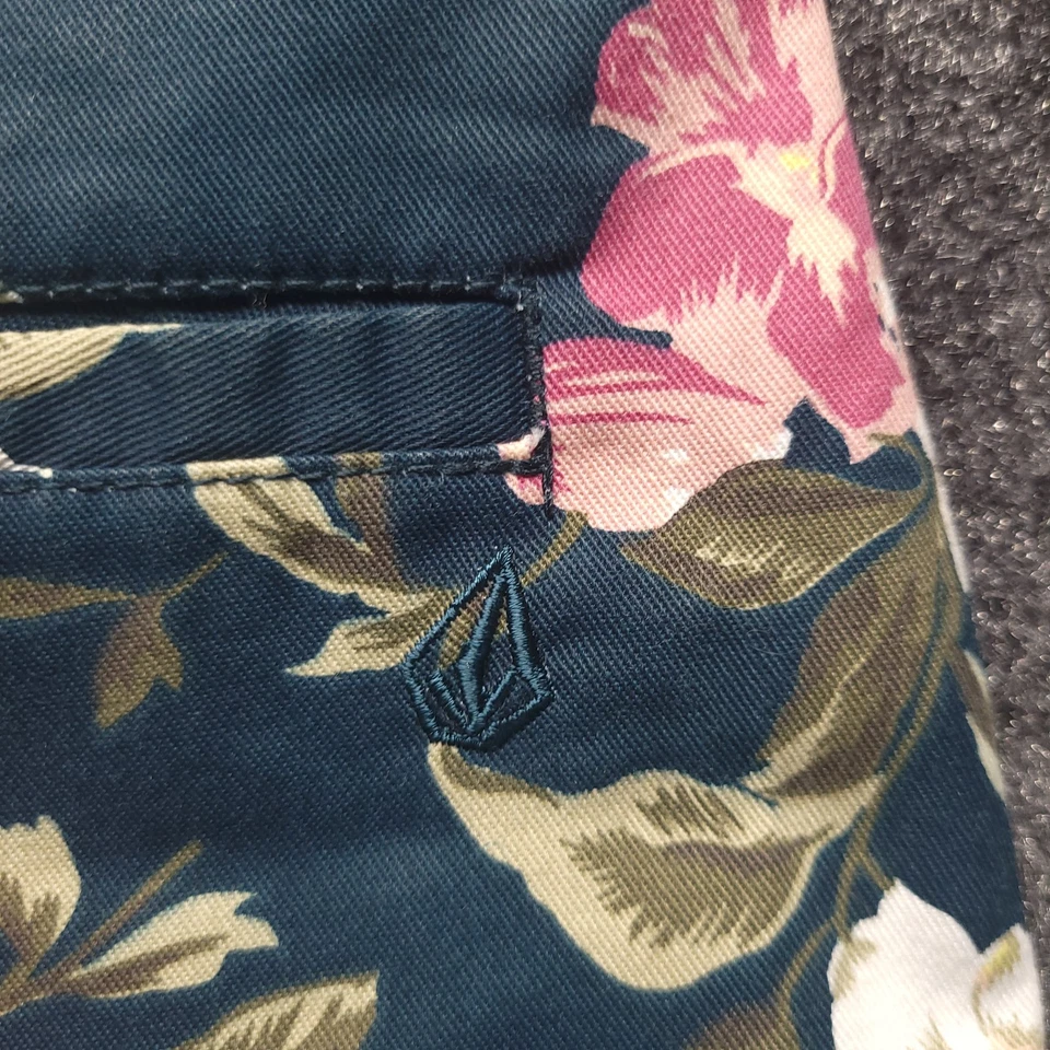 Volcom Shorts Black Floral Print Chino 2.5" Inseam Women's Size 24 - Image 2 of 4