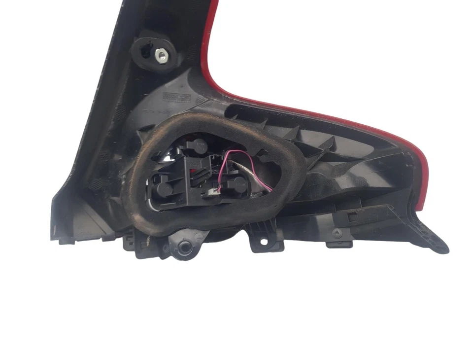 Luz trasera exterior trasera izquierda lado cercano Volvo V40 2014 31395844  Foto 3 de 4