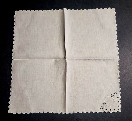 VTG 4 Linen Napkins. Lucky Horseshoe Eyelets. 11"x11. Scalloped Edge. Madeira - Picture 4 of 7