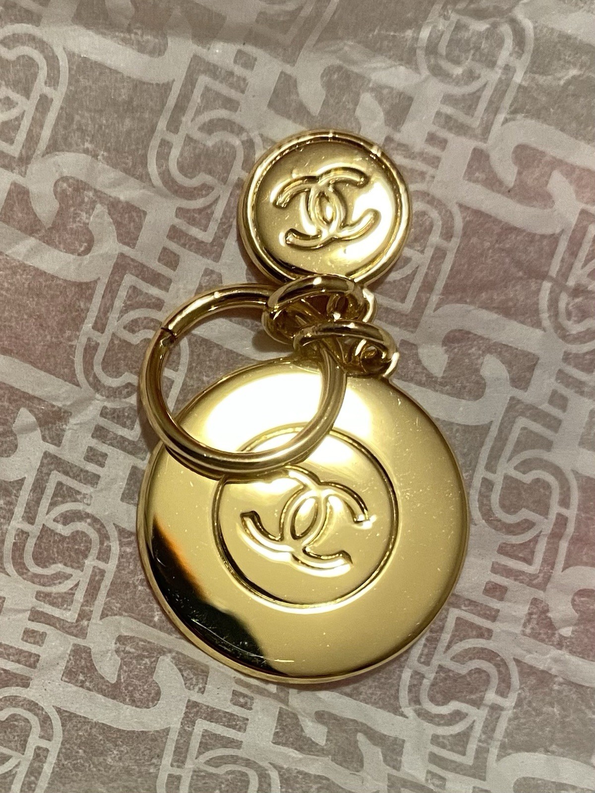Pendentifs dorés Chanel le cadeau d'exception avec boîte originale
