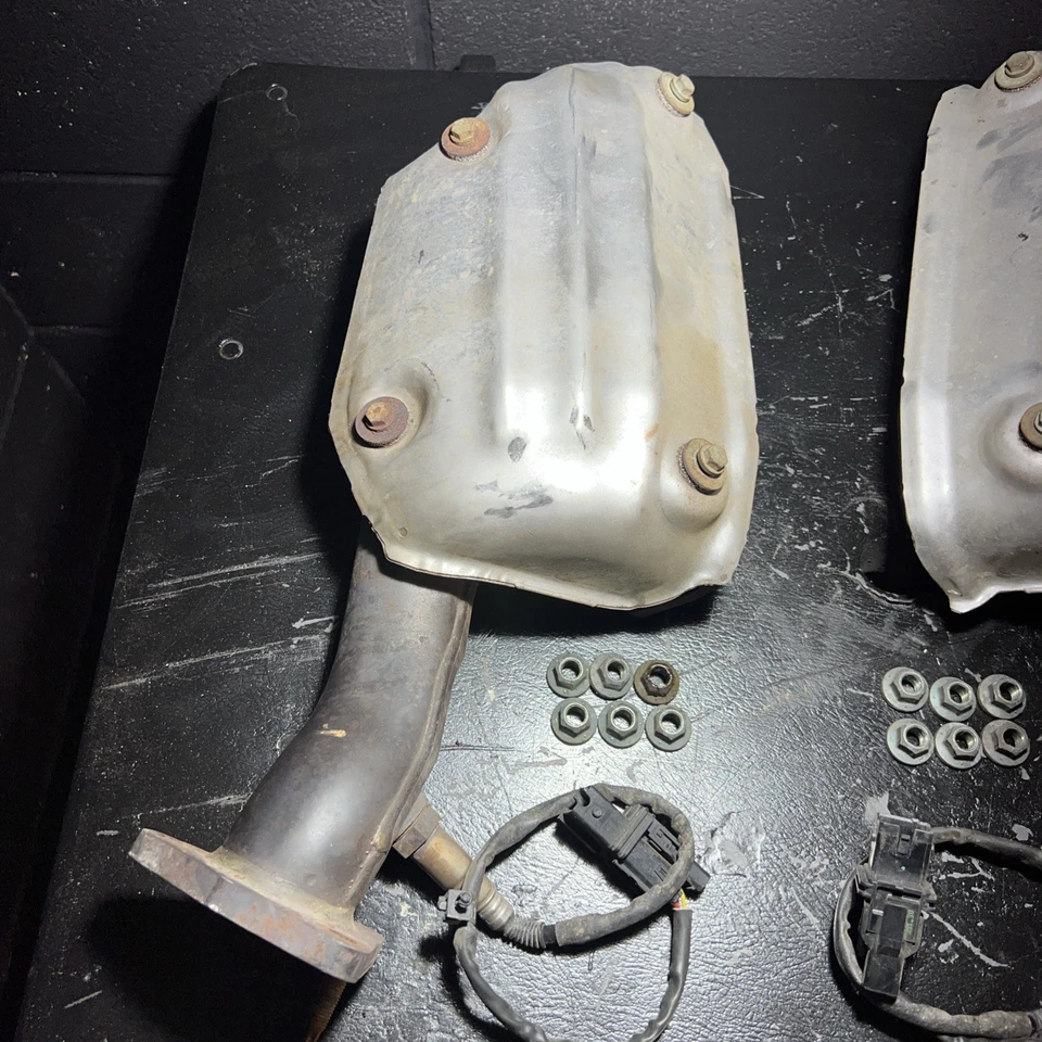 Пара выпускных коллекторов 03–06 Nissan 350z 03–06 G35 купе с крышками + гайками от оригинального производителя - Изображение 2 из 4