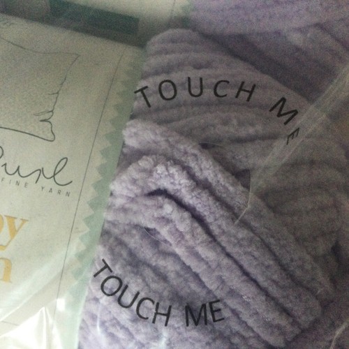 400g SOFT LAVENDER BABY YARN 4 x 100g Balls Chunky Chenille with CUSHION PATTERN - Picture 2 of 5