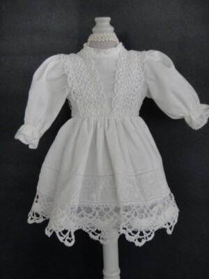 Puppenkleid aus Baumwolle weiß Spitze und Stickerei - Größe blau (27 cm)