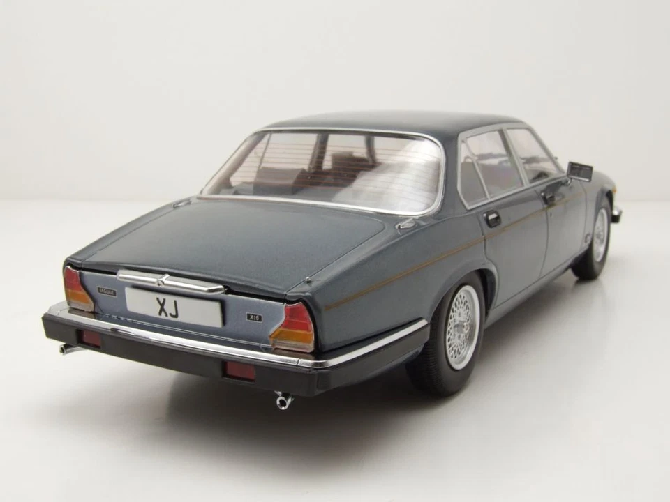 Jaguar XJ Series III 1979 grau Modellauto 1:18 MCG - Bild 2 von 4