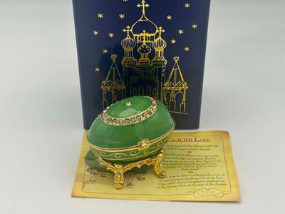 Atlas Edition Faberge Emailliertes Ei auf Ständer Gletschersee verpackt.