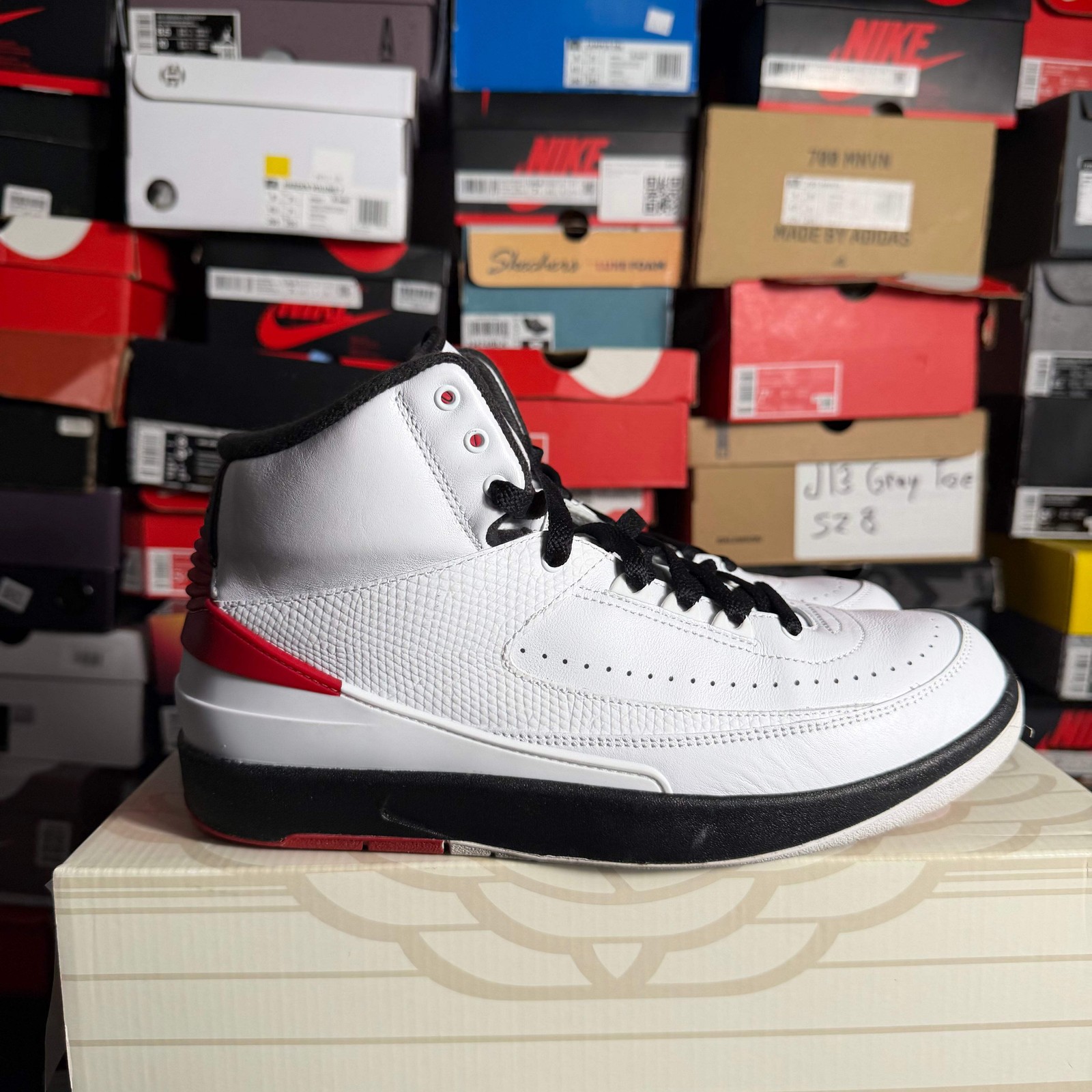 Jordan 2 Retro OG Chicago (Preowned) thumbnail 4