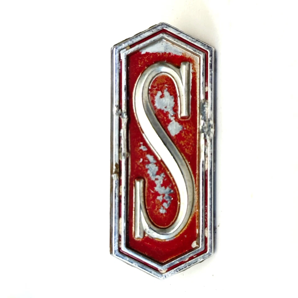 Vintage Oldsmobile Olds Cutlass S Model Emblem Badge Nameplate 413044 Lot of 2 Foto 3 de 4