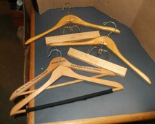 VARIOUS LOT 4 WOODEN HANGERS 2 SETWELL 1 HOTEL 1 UNBRANDED