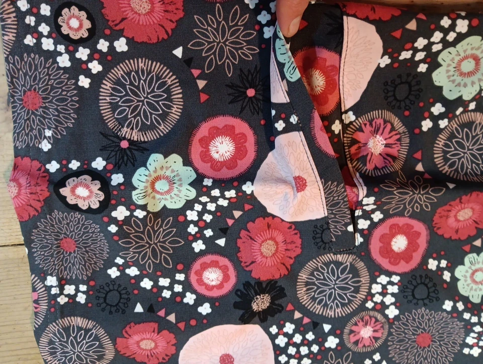 Strictly Scrubs Stretch Top Womens S Gray Floral Stripe V Neck Pockets NWT - Image 3 of 4