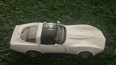 Welly White '82 Chevrolet Corvette Friction Loose Diecast 1:40
