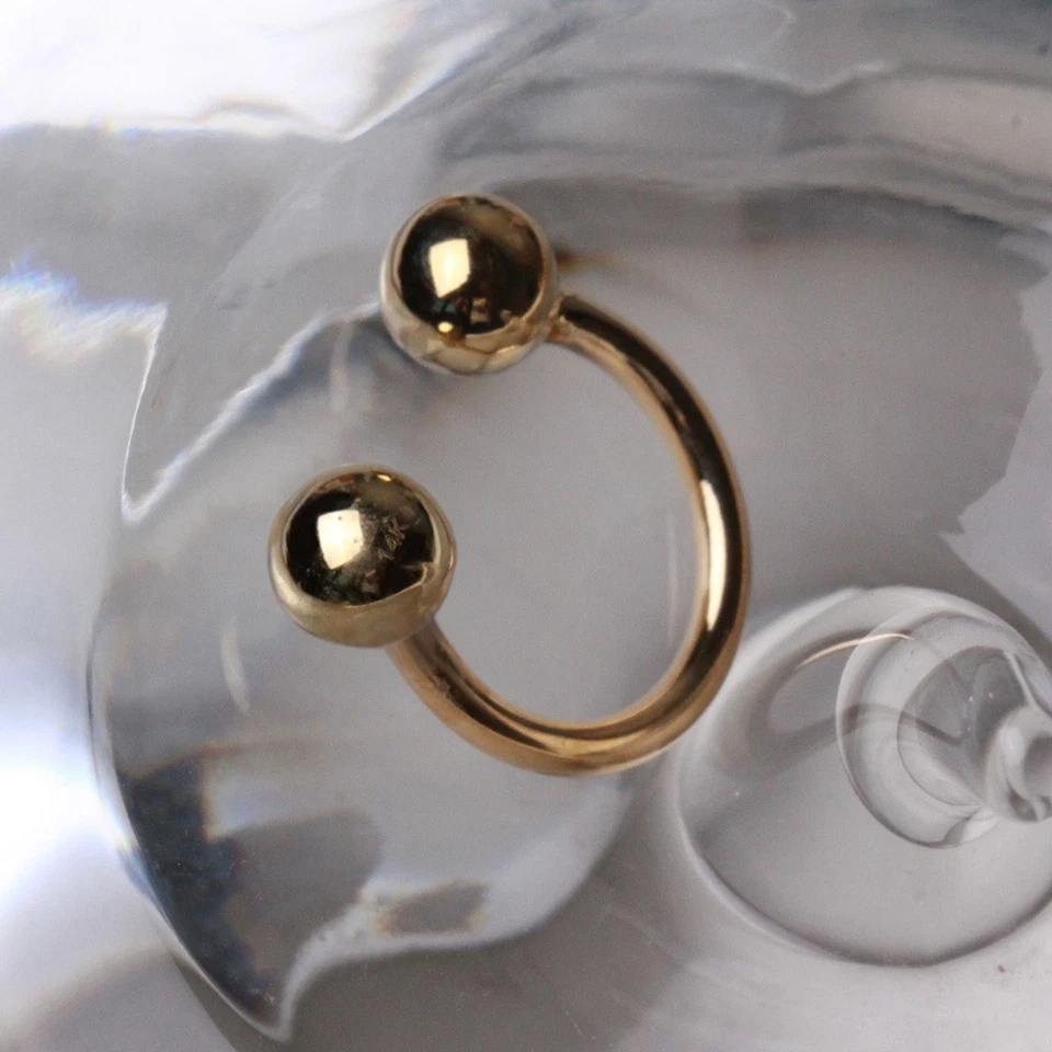 Herradura de oro amarillo de 14 quilates con bolas Foto 2 de 3