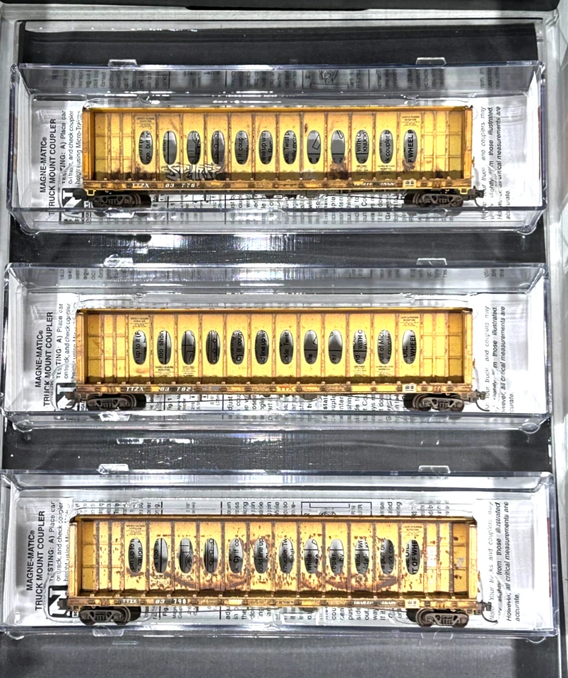 MICRO-TRAINS 3-PK WEATHERED 60' CENTERBEAM FLAT CAR W/OPERA WINDOWS TTX 98305056 - Image 2 of 4