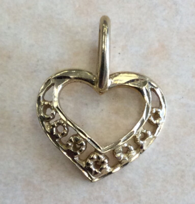 Zierlicher 14K massiver Gelbgold kleiner HERZ Charm/Anhänger mit durchbrochenen Blumendetails