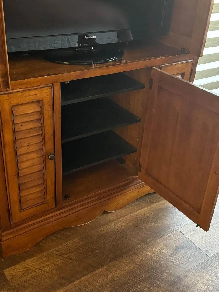 Armario de TV de madera con obturador Lexington Bahama Foto 4 de 4