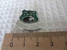 ULSTER GRAND PRIX 1977 (MARKED) MOTORCYCLING N IRELAND VINTAGE PIN BADGE (# 60)