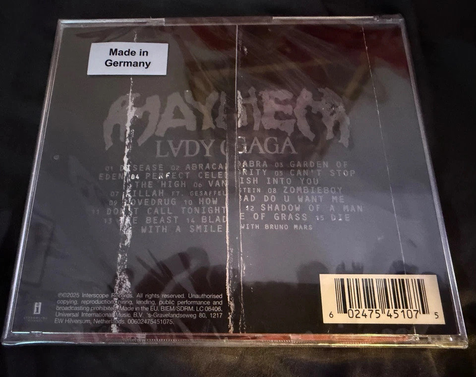 LADY GAGA - MAYHEM CD & SIGNED ART CARD - LADY GAGA AUTOGRAPH - Image 3 of 4