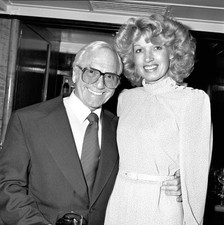 Comediante actor de cómic Dick Emery asiste a un evento con la actriz Fay - Foto antigua